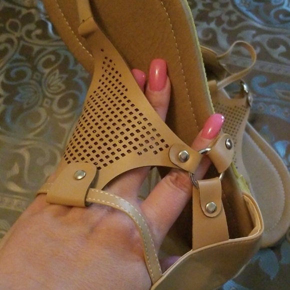 NWOT Womens Yucca T-Strap sandals, size 9 - Picture 3 of 5